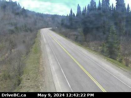 Hwy-16, about 400 m east of the Slim Creek Rest Area, looking east. (elevation: 726 metres) Traffic Camera