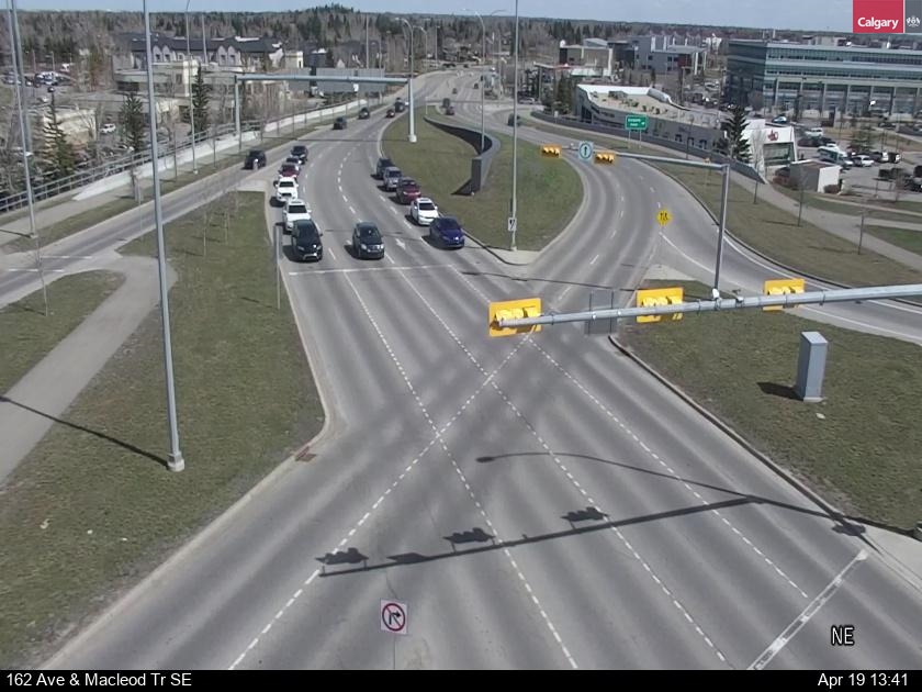 Traffic Cam Macleod Trail S / 162 Avenue SE (East intersection) Player