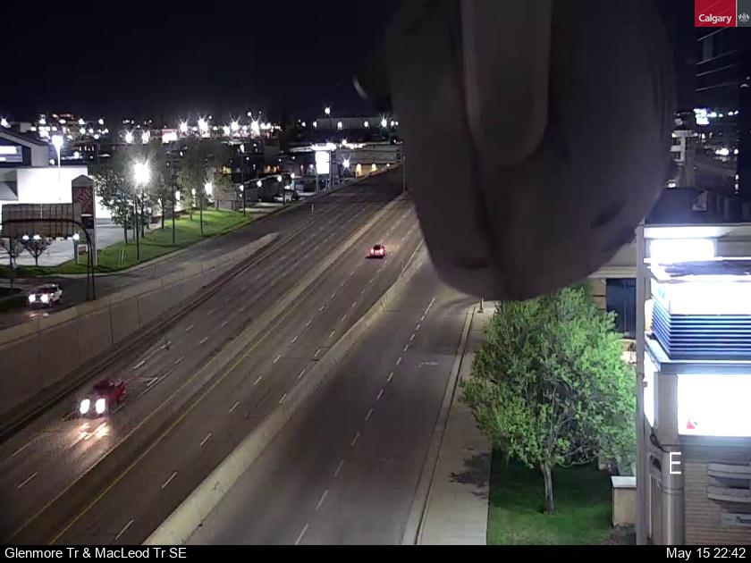 Traffic Cam Glenmore Trail / Macleod Trail S (West) Player