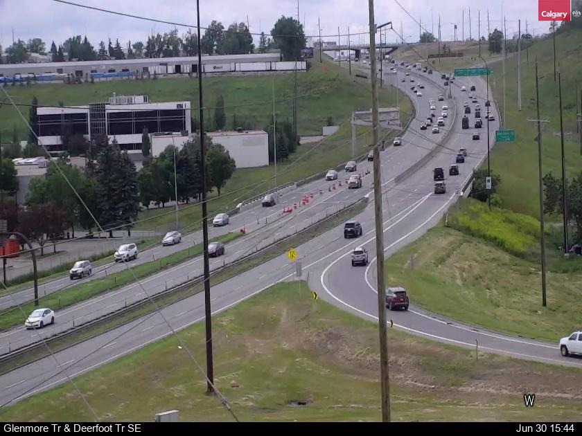 Traffic Cam Glenmore Trail / Deerfoot Trail SE Player