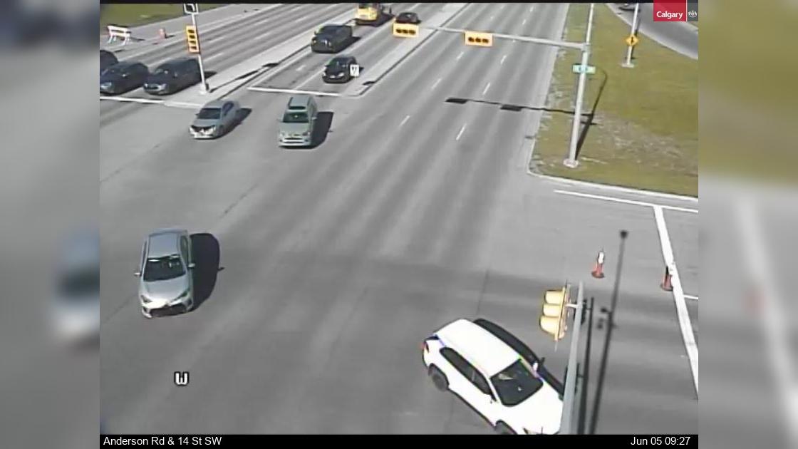 Traffic Cam Southwood: Anderson Road - 14 Street SW Player
