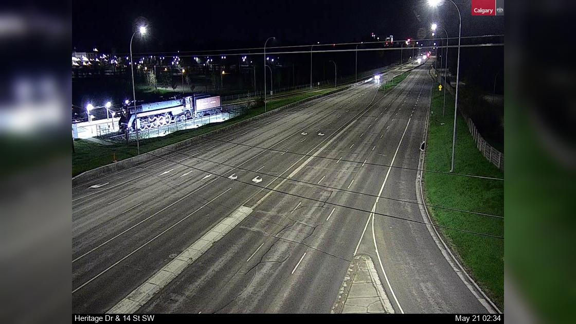 Traffic Cam Chinook Park: Heritage Drive - 14 Street SW Player