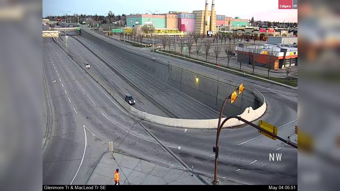 Traffic Cam Fairview Industrial: Glenmore Trail - Macleod Trail S (West) Player