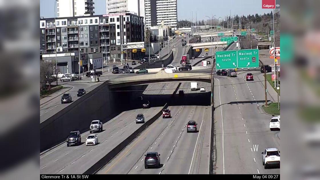 Traffic Cam Fairview Industrial: Glenmore Trail - 1A Street SW Player
