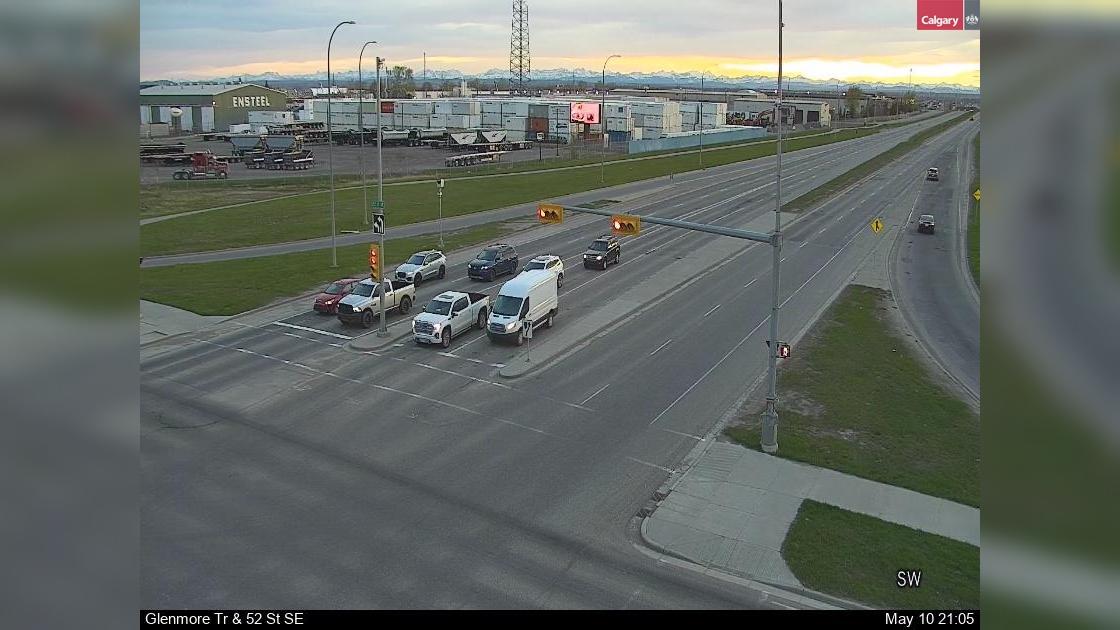 Traffic Cam South Foothills: Glenmore Trail - 52 Street SE Player