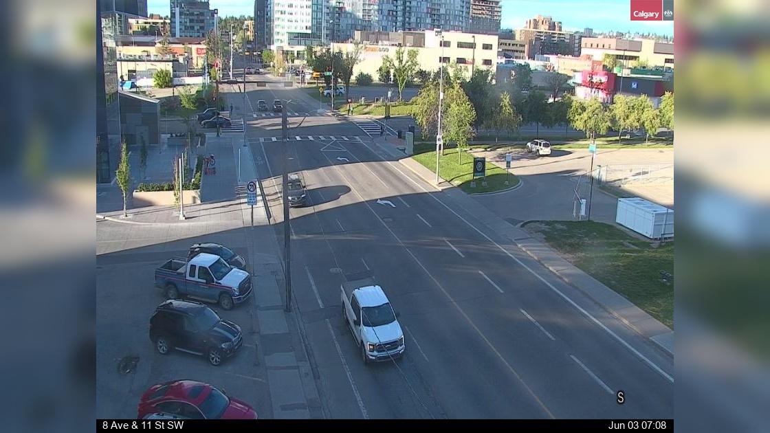 Traffic Cam Downtown West End: 8 Avenue - 11 Street SW Player