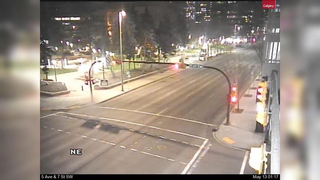 Traffic Cam Downtown West End: 5 Avenue - 7 Street SW Player