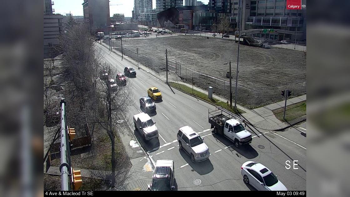 Traffic Cam Chinatown: 4 Avenue - Macleod Trail S Player