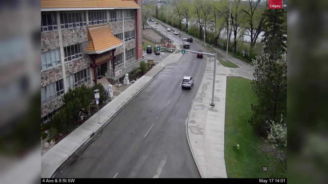 Traffic Cam Downtown West End: 4 Avenue - 9 Street SW Player