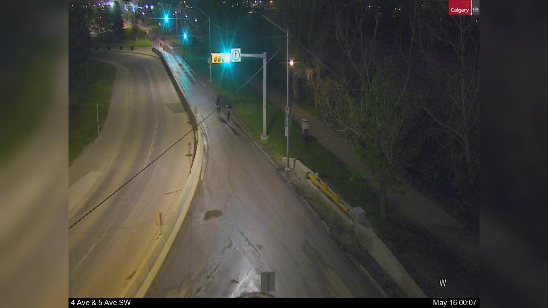 Traffic Cam Downtown West End: 4 Avenue - 10 Street SW Player