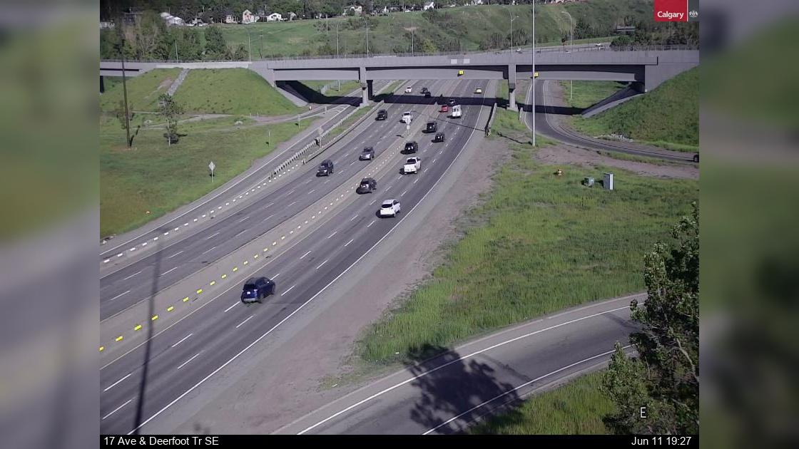Traffic Cam Southview: 17 Avenue - Deerfoot Trail SE Player