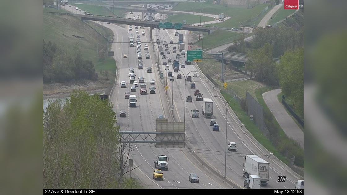 Traffic Cam Southview: 22 Avenue - Deerfoot Trail SE Player