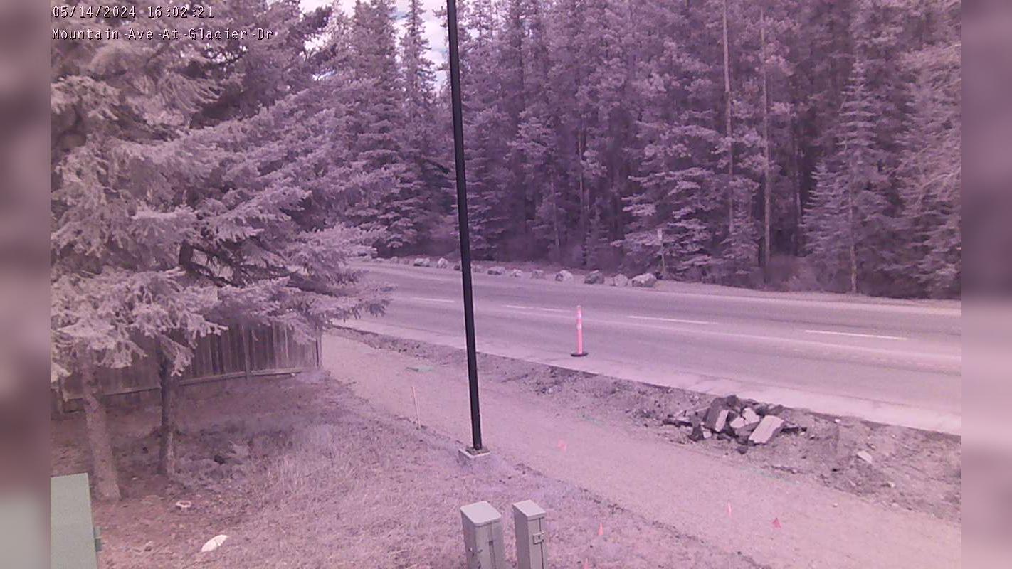 Traffic Cam Banff: Mountain Ave at Glacier Dr Player