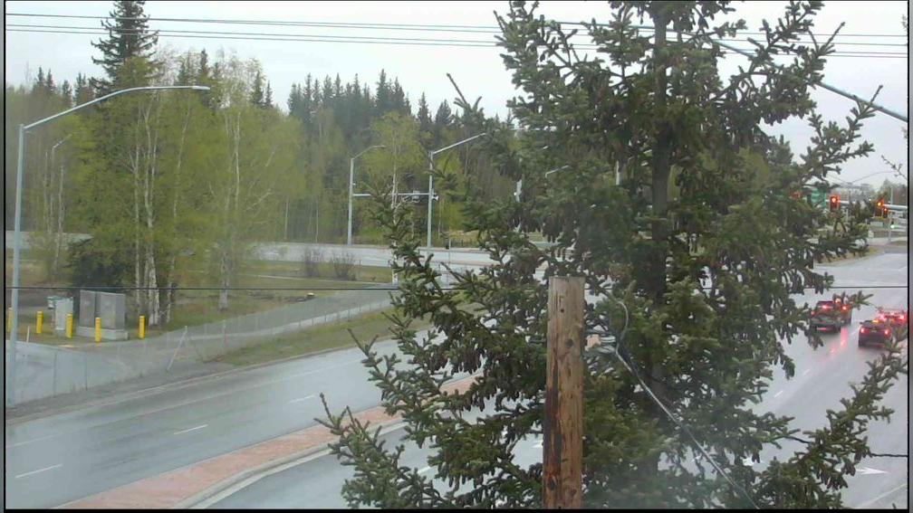 Traffic Cam South Fairbanks: Airport Way @ Eielson Street Player