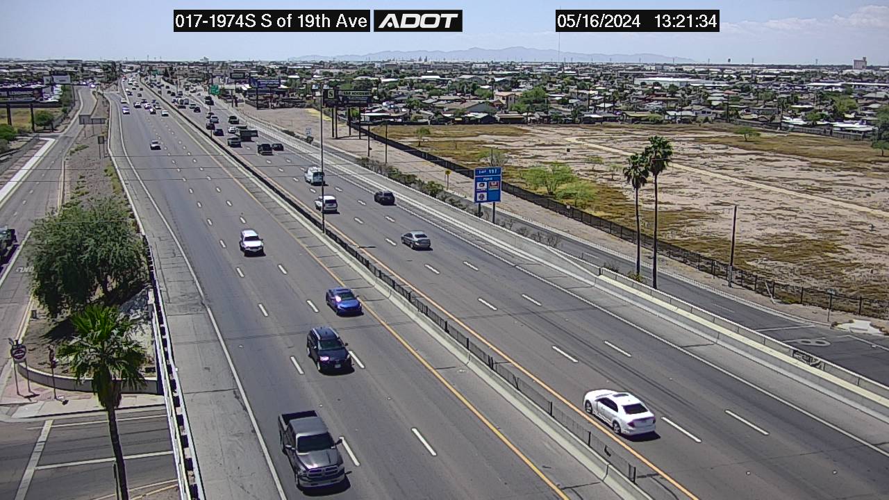 Traffic Cam I-17 SB 197.42 @S of 19th Ave -  Southbound Player