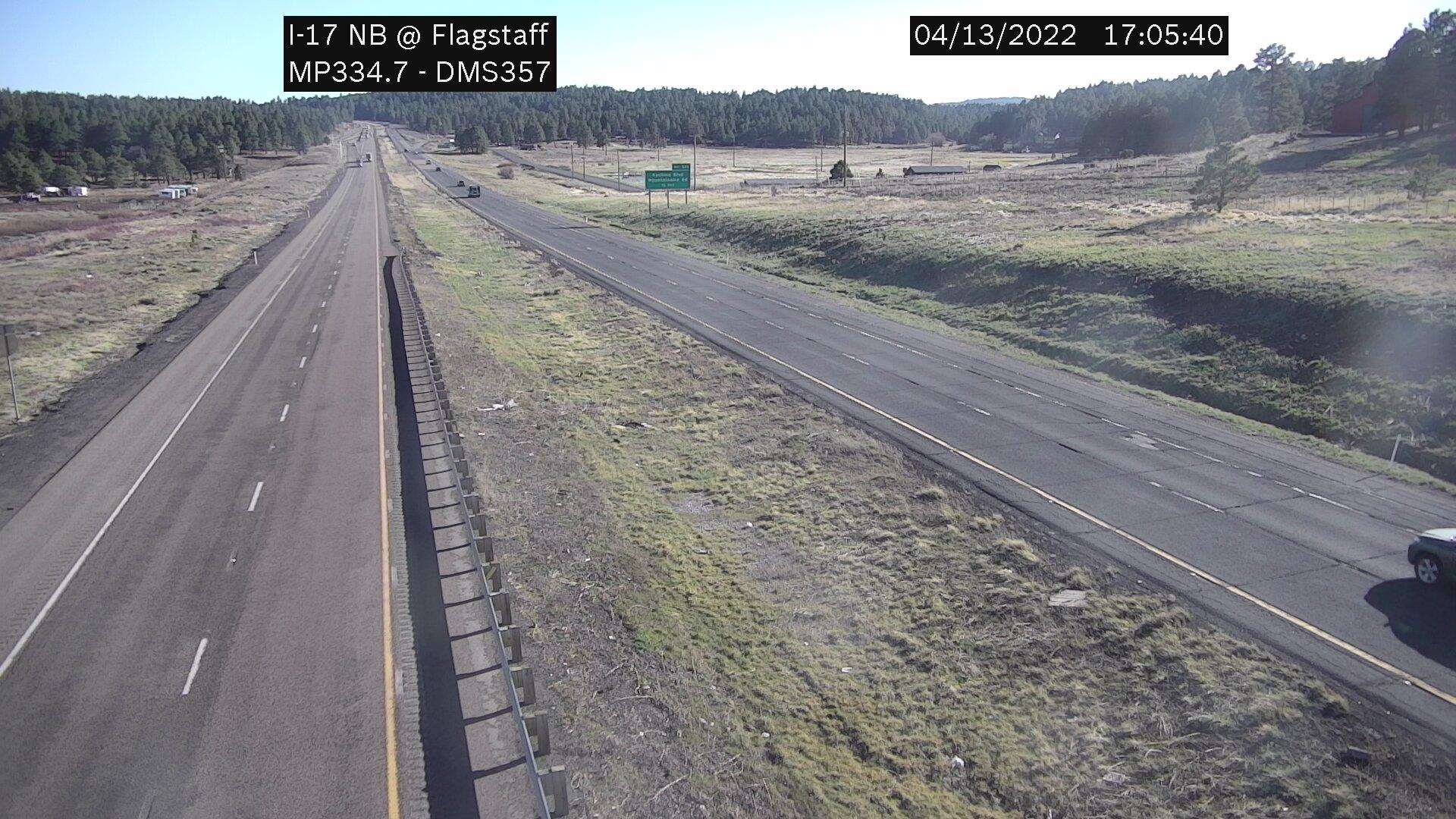 Traffic Cam Mountainaire › North: I-17 NB 334.70 @Flagstaff Player