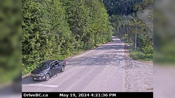 Traffic Cam Area K › South: Hwy 6 at South Arrow Park Ferry Terminal, 22km south of Nakusp at junction of Upper and Lower Arrow Lakes, looking south on Arrow Park Road Player