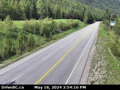 Traffic Cam Hwy-1, about 7 km west of Revelstoke, looking east. (elevation: 560 metres) Player