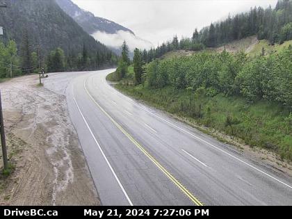 Traffic Cam Hwy-1, about 7 km west of Revelstoke, looking west. (elevation: 560 metres) Player