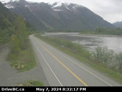 Hwy-16, next to the Skeena River, about 70 KM east of Prince Rupert, looking east. (elevation: 9 metres) Traffic Camera