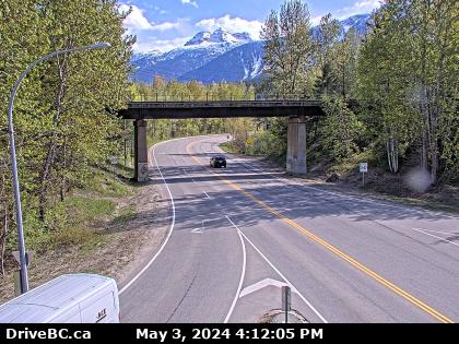 Traffic Cam Hwy-1 at Hwy-23 in Revelstoke, looking south to Hwy-23. (elevation: 446 metres) Player
