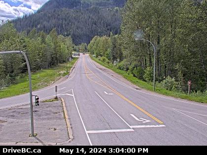 Traffic Cam Hwy-1 at Hwy-23 in Revelstoke, looking west. (elevation: 446 metres) Player