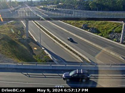 Traffic Cam Hwy-1, at Admirals Rd - McKenzie Ave, looking north. (elevation: 40 metres) Player