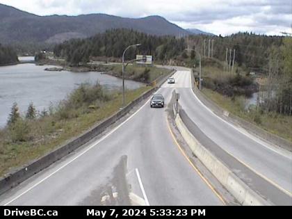 Traffic Cam Hwy-16 at Port Edward arterial road, looking west. (elevation: 21 metres) Player