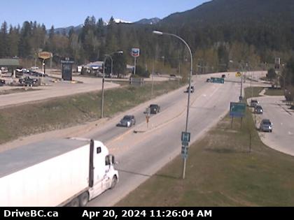 Traffic Cam Hwy-1 at east end of Columbia River Bridge in Revelstoke, looking east. (elevation: 450 metres) Player