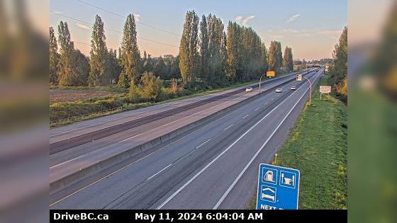 HWY 99 Looking south between Blundell overpass and Steveston offramp Traffic Camera