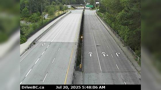 Traffic Cam West Vancouver › East: Taylor Way and Marine Drive intersection, looking east toward Lions Gate Bridge Player