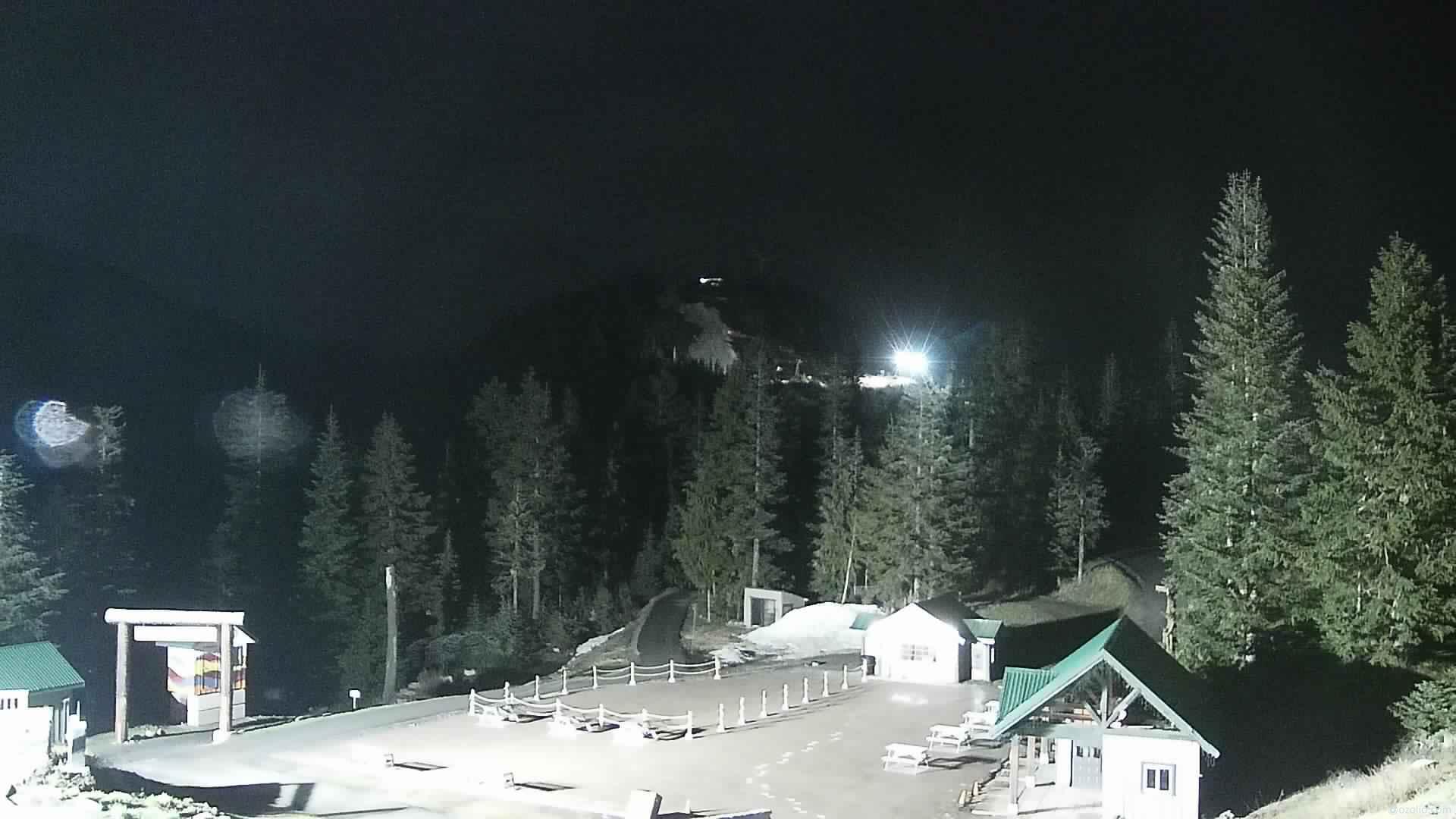 Traffic Cam North Vancouver: Grouse Mountain Chalet Player