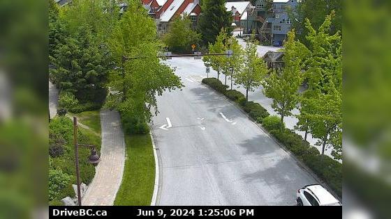 Traffic Cam Whistler Creekside › East: Hwy 99, in Whistler at Lake Placid Rd, looking east Player