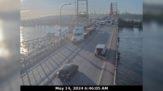 Traffic Cam New Westminster › South: Pattullo Bridge at north end, in - looking south Player