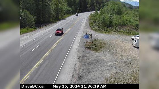Traffic Cam Squamish › South: Hwy 99, about 24 km north of - looking south Player