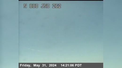 Traffic Cam Warm Springs District › North: TVB27 -- I-880 : AT JNO MISSION OR Player