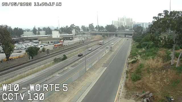 Traffic Cam Los Angeles › West: Camera 130 :: W10 - WEST OF RTE 5: PM 18.5 Player