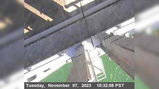 Traffic Cam San Quentin › East: TVR25 -- I-580 : Lower Deck Pier Player
