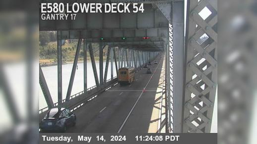 Richmond › East: TVR40 -- I-580 : Lower Deck Pier Traffic Camera