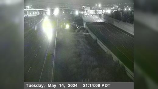 Traffic Cam Lower Bottoms › North: TV722 -- I-880 : Just North Of 7th Street Player