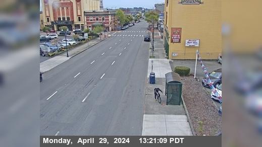 Traffic Cam Eureka › South: US-101 - 4th & H - Looking South Player