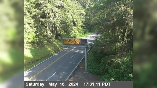 Traffic Cam Crescent City › South: US-101 : North Of Cushing Creek - Looking South (C017) Player