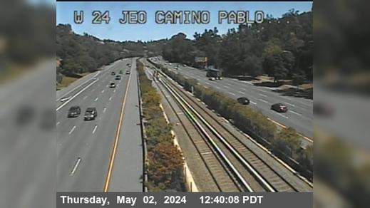 Traffic Cam Orinda › West: TV607 -- SR-24 : W24 JEO Camino Pablo Player