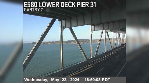 Traffic Cam San Quentin › East: TVR27 -- I-580 : Lower Deck Pier Player