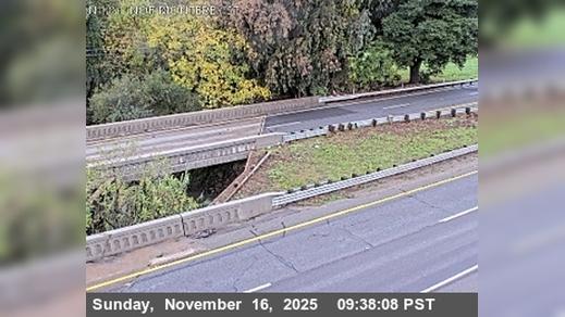 Traffic Cam Gilroy › North: TVB40 -- US-101 : Carnadero Creek Player
