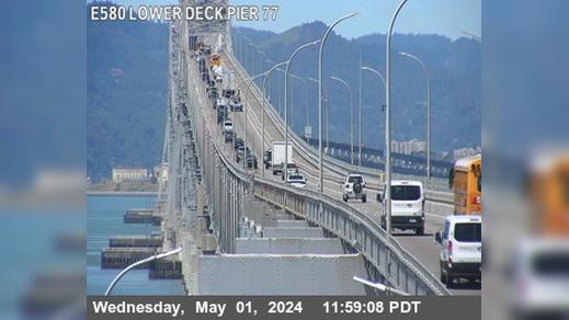 Traffic Cam Richmond › East: TVR44 -- I-580 : Lower Deck Pier Player