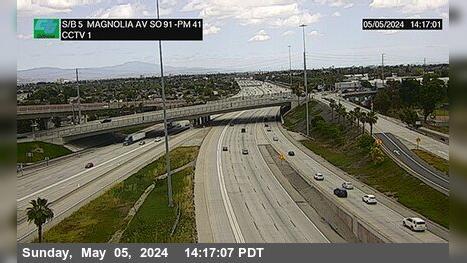 Traffic Cam Fullerton › South: I-5 : North of Magnolia Avenue (South Of SR-91) Player