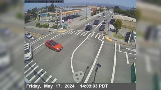 Traffic Cam Eureka: US-101 - 4th & V - Looking North Player