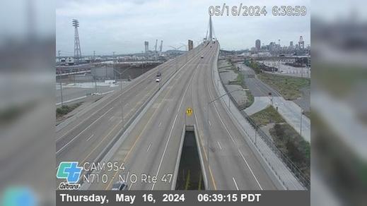 Traffic Cam Long Beach › North: I-710 : (954) North of SR-47 Player