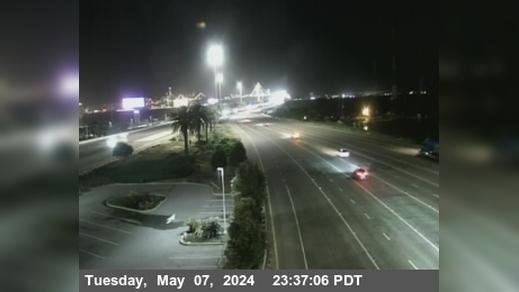 Traffic Cam Oakland › West: TVD14 -- I-80 : SFOBB METERING DOWNSTREAM Player